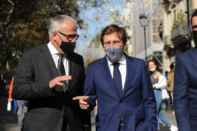 El alcalde de Madrid, José Luis Martínez-Almeida (d), y el líder del grupo municipal del PP en el Ayuntamiento de Barcelona, Josep Bou (i), durante un paseo por Barcelona, a 27 de octubre de 2021, en Barcelona, Catalunya (España). 