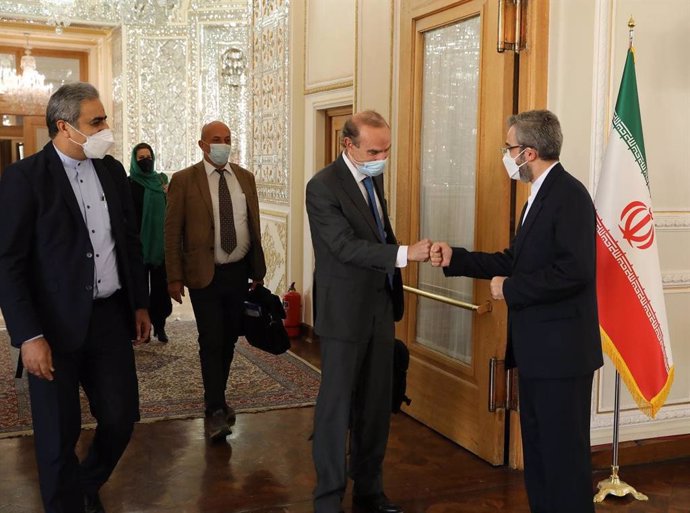 15 October 2021, Iran, Teheran: Deputy Secretary-General and Political Director of the European External Action Service and EU coordinator of nuclear talks Enrique Mora (2nd R) welcomed by Iranian Deputy Foreign Minister Ali Bagheri (R) ahead of their m