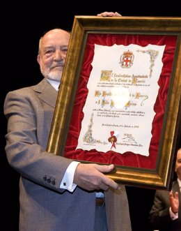 El pintor Julio Visconti recibe el reconocimiento como Hijo Adoptivo de Almería