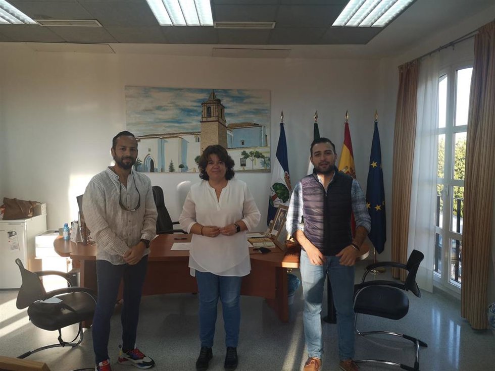 La alcaldesa de Huévar, María Eugenia Moreno, recibe al artista Fernando Caro para conocer el proyecto solidario que está promoviendo, la I Carrera Solidaria 'Por ellxs'.