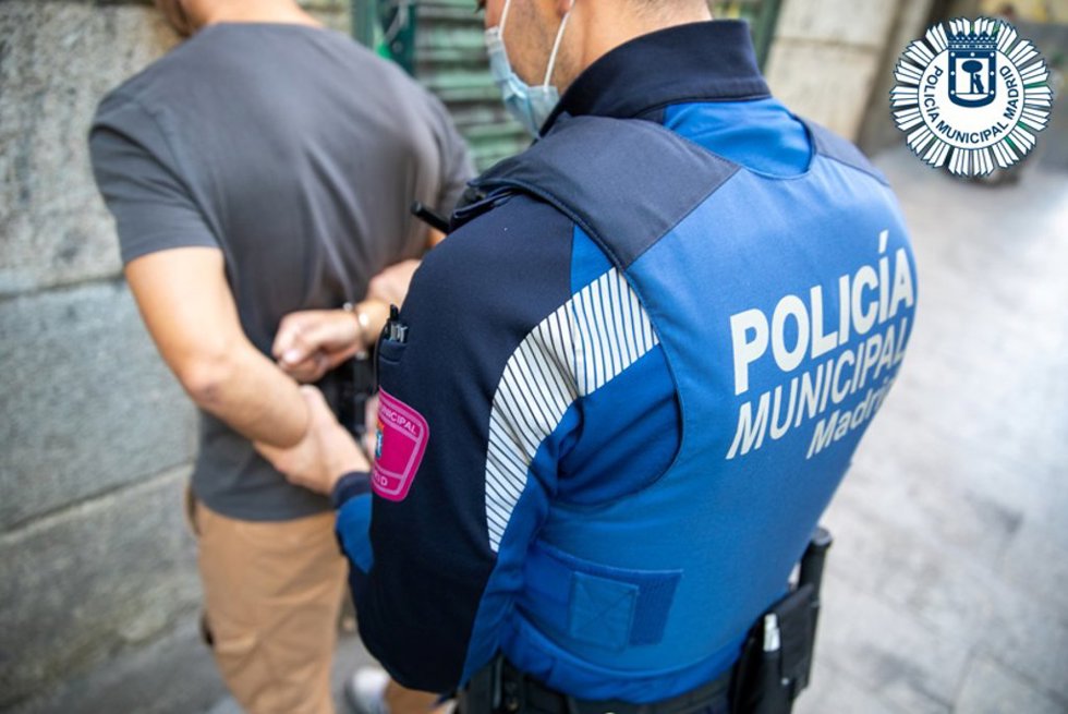 Detenido un hombre que circulaba con el carné de su hermano al intentar saltarse un control en Vicálvaro
