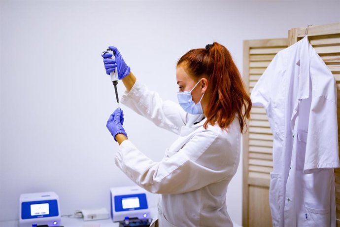 Archivo - Una sanitaria prepara una PCR 