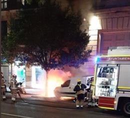 Furgoneta en llamas en la calle Miguel Íscar de Valladolid.