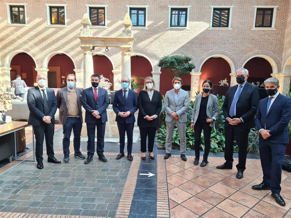 El consejero de Cultura y Turismo de la Junta de Castilla y León, Javier Ortega; el presidente de Cehat, Jorge Marichal; el presidente de la Asociación de Hoteles de Castilla y León, Piedad Sánchez, con parte de su ejecutiva.
