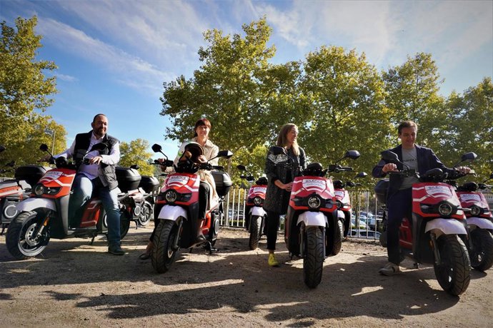 La alcaldesa de Girona, Marta Madrenas, junto al ceo de Silence, Carlos Sotelo, sobre una de las motos del servicio de 'motosharing' de Silence.