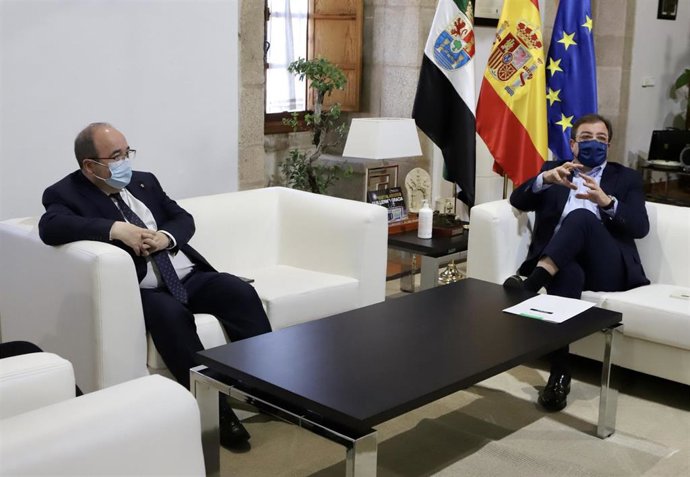 El ministro de Cultura, Miquel Iceta, y el presidente de la Junta de Extremadura, Guillermo Fernández Vara, en su reunión en Mérida