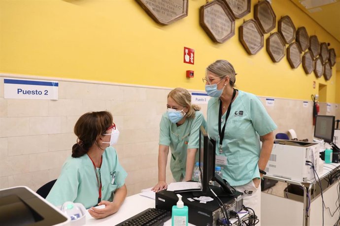 Archivo - Tres sanitarias en el dispositivo puesto en marcha para vacunar contra el coronavirus en las instalaciones del Hospital General Universitario Gregorio Marañón, a 20 de agosto de 2021, en Madrid (España). 