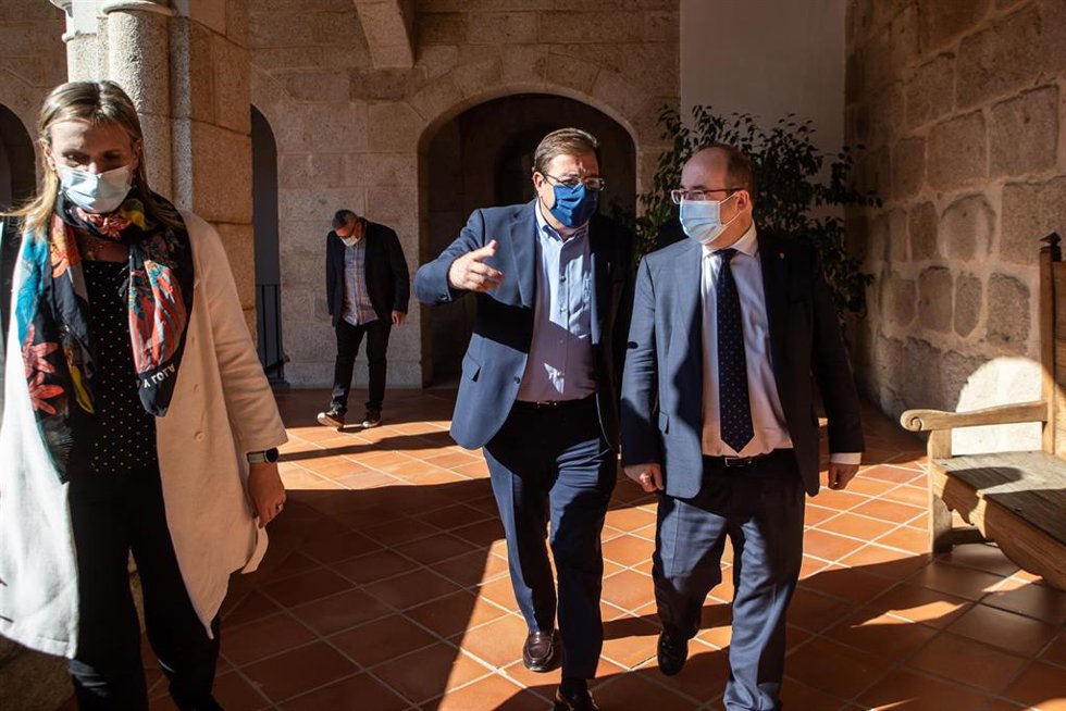 El presidente de la Junta de Extremadura, Guillermo Fernández Vara y el ministro de Cultura y Deporte, Miquel Iceta, en Presidencia de la Junta.