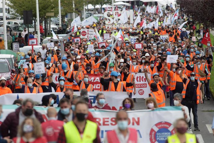 Varios cientos de personas participan en una manifestación por el futuro industrial de A Mariña, a 17 de octubre de 2021, en Viveiro, Lugo (Galicia). Viveiro acoge este domingo una manifestación convocada por los sindicatos CCOO, UGT y CIG para demandar