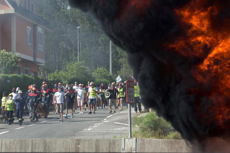 Archivo - Trabajadores de Alcoa cortan una carretera y se manifiestan para defender el futuro de la fábrica de aluminio en San Cibrao, a 19 de julio de 2021, en San Cibrao, Cervo Lugo, Galicia (España). A juicio del comité de empresa, la reunión del pas