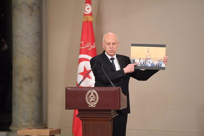 11 October 2021, Tunisia, Carthage: Tunisian President Kais Saied holds a picture showing scuffles in the previous parliament, as he speaks during the new government's swearing-in ceremony at the Carthage Presidential Palace. Photo: Chokri Mahjoub/ZUMA 