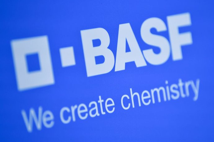 Archivo - FILED - 27 February 2018, Ludwigshafen: A logo of the chemical company BASF is attached to the stage at the press conference on the company's annual figures for the past fiscal year. BASF is donating more than 100 million protective masks to h