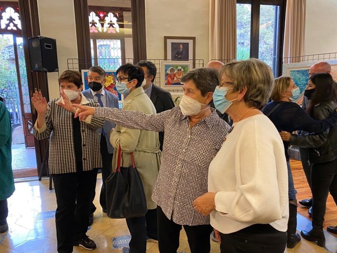 La delegada del Gobierno Teresa Cunillera en la inauguración de la exposición 'Eclctica', de la artista Irene Redón.