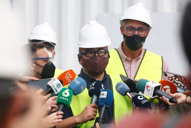 El consejero de Transición Ecológica del Gobierno de Canarias, José Antonio Valbuena, atiende a los medios de comunicación durante una visita a las desaladoras de Puerto Naos