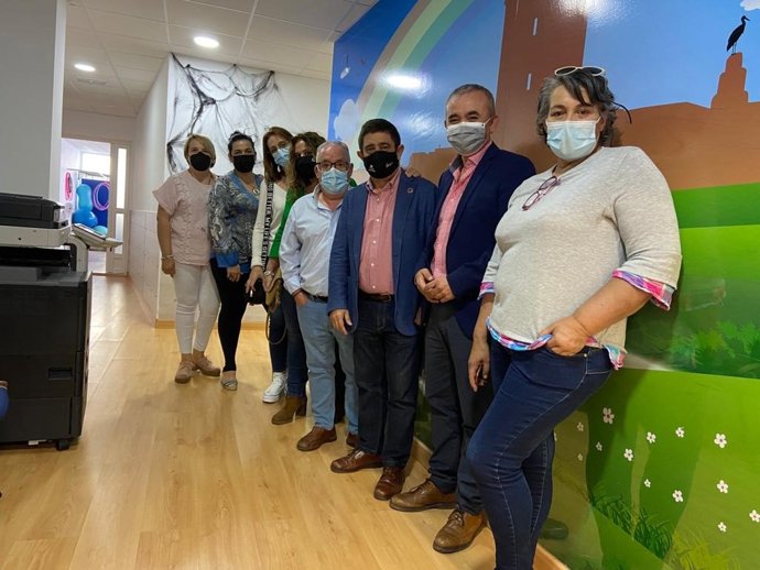 El presidente de la Diputación de Jaén, Francisco Reyes, durante la visita a la sede de 'Abriendo Camino' en Mengíbar