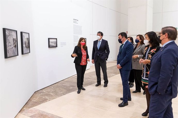 Román Rodríguez recorre la muestra 'O Camiño Portugués. Lembranzas de mar e pedra'