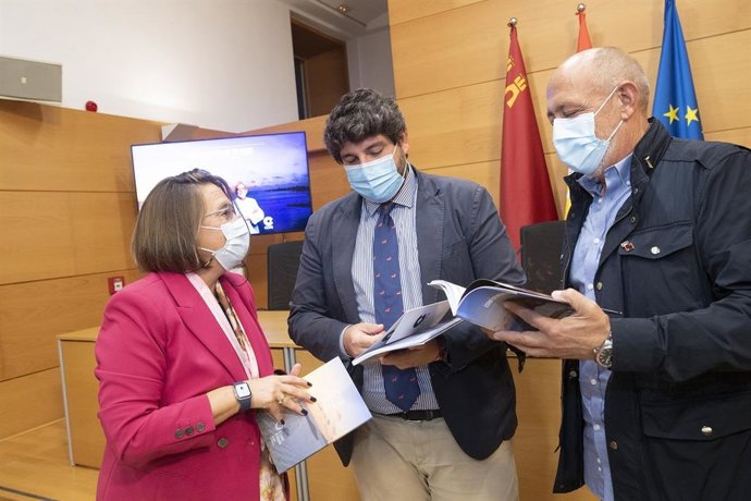 Acto de presentación del libro Confidencias de un chef de la Región de Murcia, editado por la delegación regional de Cadena Cope en reconocimiento a la trayectoria profesional del cocinero murciano Juan Antonio Pellicer