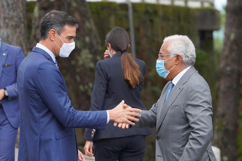 El presidente del Gobierno, Pedro Sánchez), saluda a su homólogo de Portugal, Antonio Costa, a su llegada a la clausura de la III Edición del Foro La Toja 2021