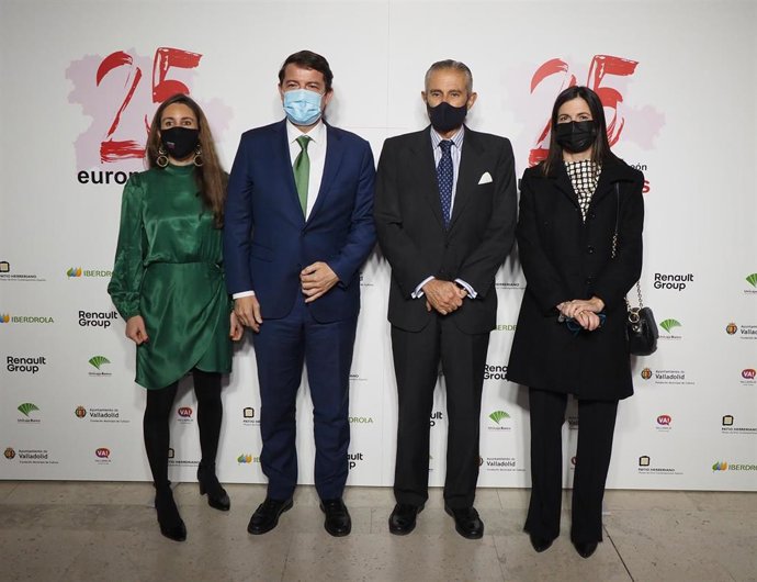 (Directora de Desarrollo de Negocio de Europa Press, Candelas Martín de Cabiedes (i); el presidente de la Junta, Alfonso Fernández Mañueco; presidente de Europa Press, Asís Martín de Cabiedes y la delegada de Europa Press en Castilla y León, Ana Rodrígu