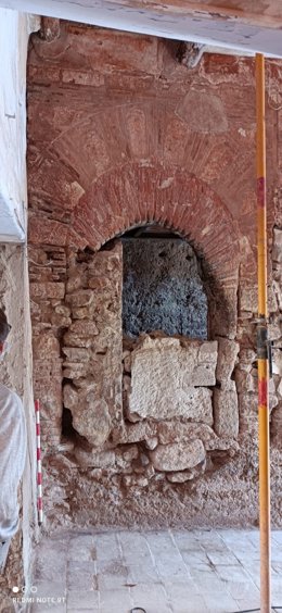 Puerta de entrada descubierta en las excavaciones arqueológicas en el castillo de Isso