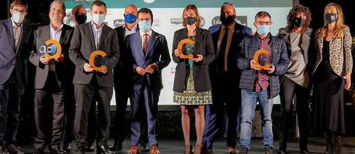 El presidente de la Generalitat, Pere Aragons, junto a la consellera de Acción Climática, Alimentación y Agenda Rural, Teresa Jord, y los galardonados de la VI Nit del Gourmet Catal, a 27 de octubre de 2021.