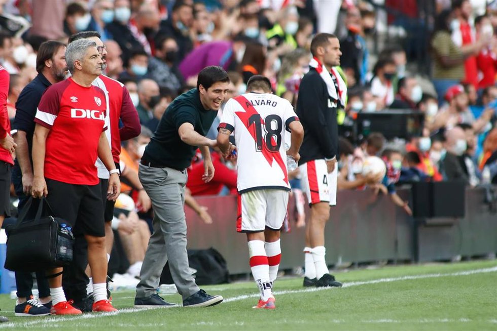 Andoni Iraola, técnico del Rayo, habla con su jugador Álvaro García