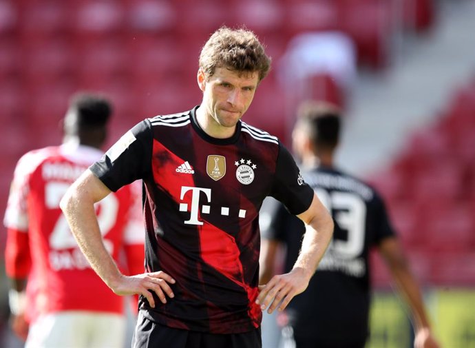 Archivo - 24 April 2021, Rhineland-Palatinate, Mainz: Bayern Munich's Thomas Mueller reacts in frustration after the final whistle of the German Bundesliga soccer match between FSV Mainz and Bayern Munich at Opel Arena. Photo: Tom Weller/dpa-Pool/dpa - 