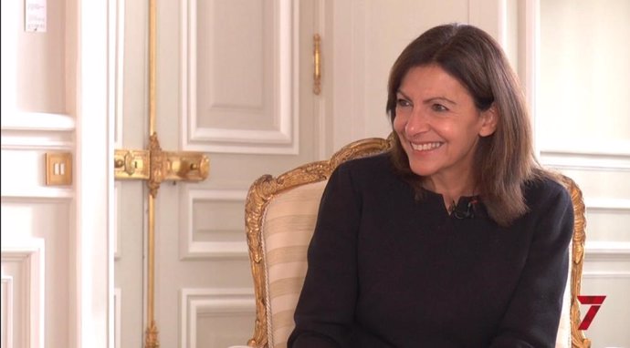 La alcaldesa de París y candidata socialista a la Presidencia de Francia, Anne Hidalgo, en una entrevista en 7TV Andalucía.