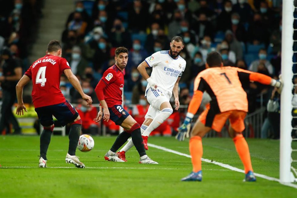 Karim Benzema intenta un pase en el área en el Real Madrid-Osasuna de LaLiga Santander 2021-2022