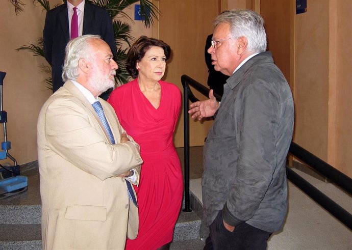Archivo - Isaías Pérez Saldaña, a la izquierda, en una foto de archivo junto a Magdalena Álvarez y Felipe González en La UPO