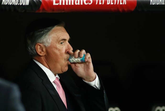 Carlo Ancelotti masca un caramelo durante el partido ante Osasuna