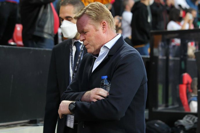 Ronald Koeman, head coach of FC Barcelona looks on during La Liga football match played between Rayo Vallecano and FC Barcelona at Vallecas stadium on October 27th, 2021 in Madrid, Spain.