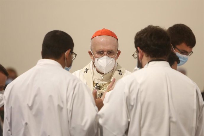 Archivo - El cardenal arzobispo de Madrid, Carlos Osoro, durante una misa.