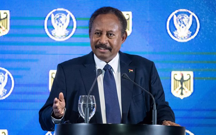 Archivo - 27 February 2020, Sudan, Khartoum: Sudan's Prime Minister Abdalla Hamdok speaks during a press conference with German President Frank-Walter Steinmeier (not pictured). Sudanese media reported that Prime Minister Abdullah Hamduk was saved from 