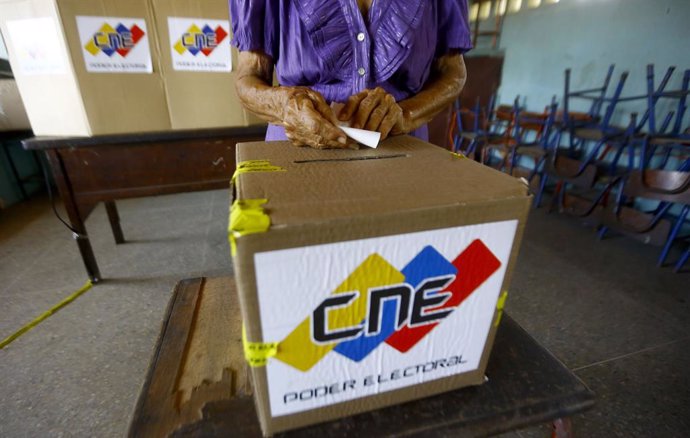 10 October 2021, Venezuela, Valencia: A woman casts a ballot inside a polling station as she takes part in the electoral simulation for the regional elections in Venezuela, scheduled for November 21. Photo: Juan Carlos Hernandez/ZUMA Press Wire/dpa