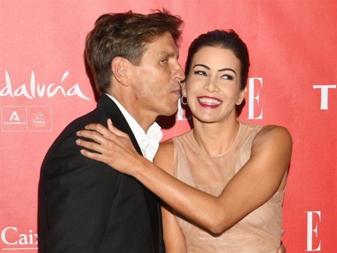 Archivo - Manuel Díaz 'El Cordobés' y Virginia Troconis posa durante la inauguración de la exposición 'ELLE, 75 años al lado de la mujer', a 26 de octubre de 2021, en Sevilla (España).    ELLE;FAMOSOS;ALFOMBRA ROJA    Ana Ruiz    26/10/2021