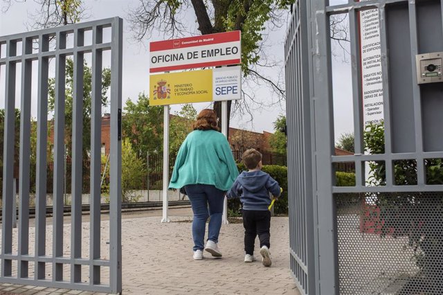 Archivo - Una mujer y un niño en las inmediaciones de una oficina del SEPE 