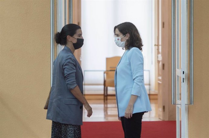 Archivo - La presidenta de la Comunidad de Madrid, Isabel Díaz Ayuso (d), conversa con la portavoz de Vox en la Asamblea, Rocío Monasterio (i), en la Real Casa de Correos, sede del Gobierno regional, a 6 de septiembre de 2021, en Madrid, (España). La pr