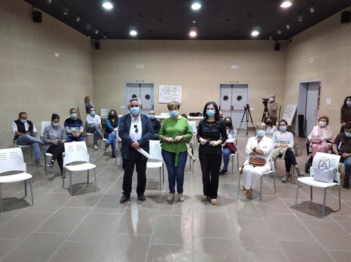 La presidenta de la Mancomunidad Campiña Sur, Francisca Carmona (centro), en la jornada de trabajo con las asociaciones, colectivos y empresarios del sector del turismo para el desarrollo del Plan de Sostenibilidad Turística.