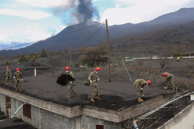 Militares del Ejército de Tierra limpian la ceniza de los tejados de las viviendas, en la localidad de Las Manchas, La Palma