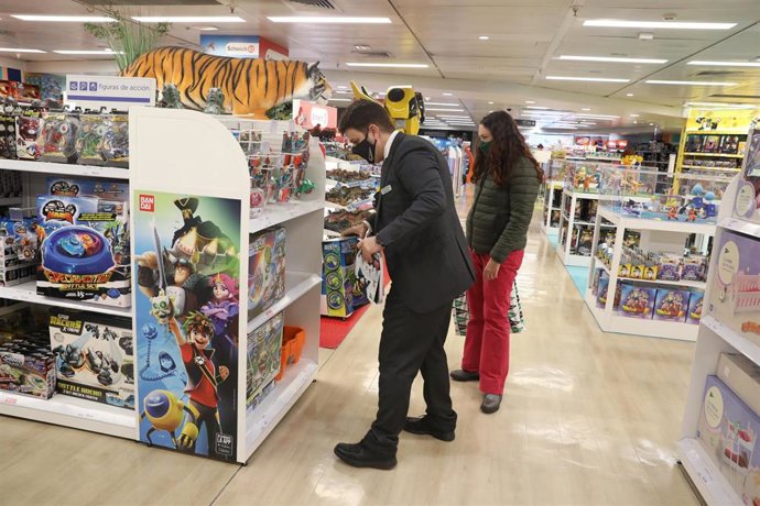 Archivo - Varias personas observan los juguetes colocados en las estanterías de las instalaciones de El Corte Inglés.