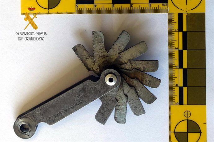 Herramienta para levantar pestillos que portaba el detenido