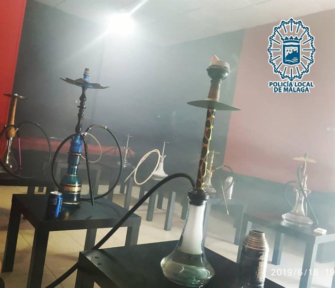 Cachimbas en el local en el que menores de edad hacían timbas ilegales de  cartas