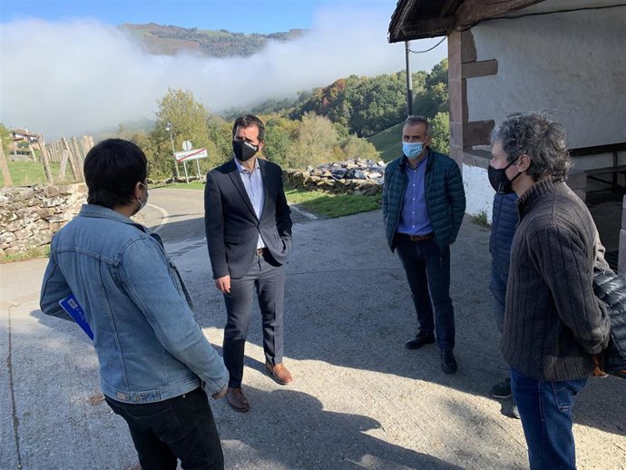 El consejero de Desarrollo Económico, Mikel Irujo (2I) con autoridades y técnicos de la zona en Erraztu