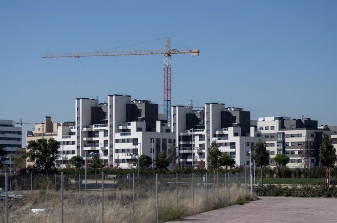 Una grúa en una zona de construcción de edificios, a 27 de octubre de 2021, en Madrid, (España). 