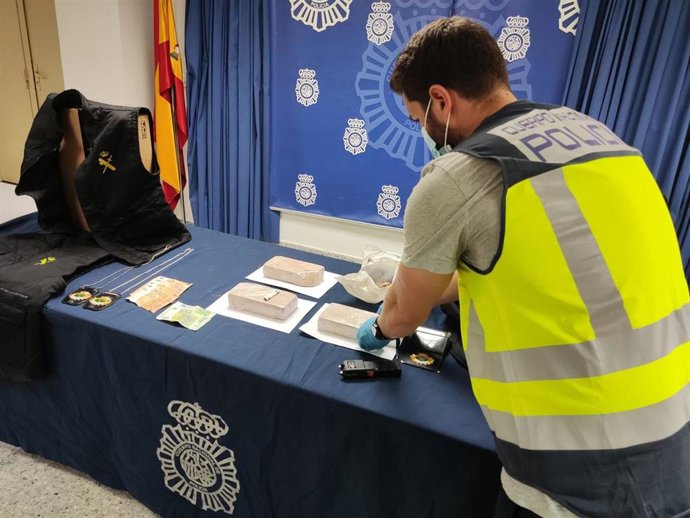 Intervención de drogas y material de las Fuerzas de Seguridad en una operación para esclarecer un asesinato.
