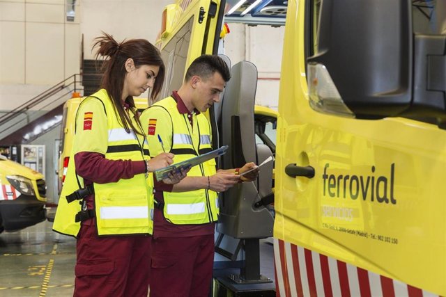Archivo - Trabajadores del servicio de ambulancias de Ferrovial