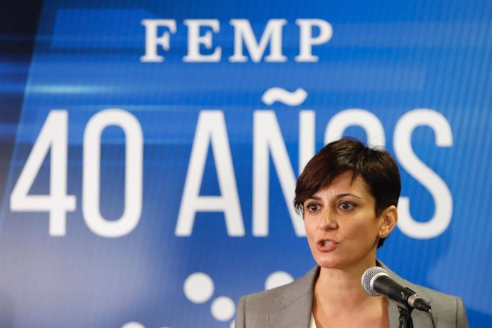 La ministra de Política Territorial y portavoz del Gobierno, Isabel Rodríguez, atiende a los medios de comunicación en unas jornadas por el 40 aniversario de la FEMP en Torremolinos (Málaga)