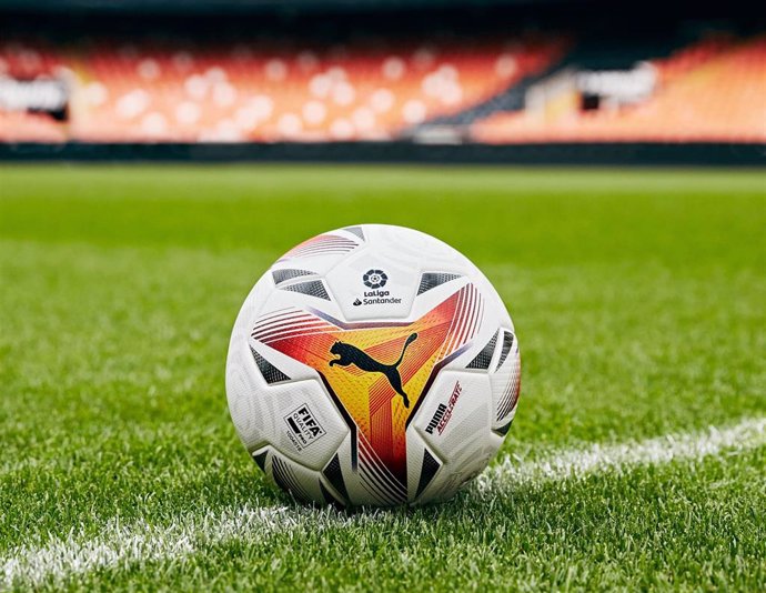 Archivo - Accelerate, balón oficial de Puma para la temporada 2021-22 de LaLiga.