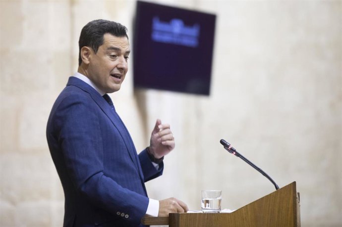 El presidente de la Junta de Andalucía, Juanma Moreno, este jueves durante su intervención en la segunda y última jornada del Debate sobre el estado de la Comunidad en el Parlamento de Andalucía. 